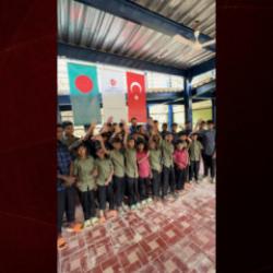 Arakanlı &ccedil;ocuklar Kabe'de Hacılar ilahisini hep bir ağızdan seslendirdi.