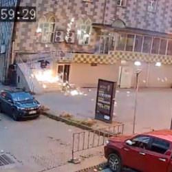 Artvin'de cami &ouml;n&uuml;nde atılan havai fişekler korku ve paniğe neden oldu