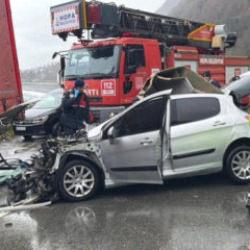 Artvin'de feci kaza: 2 &ouml;l&uuml;, 1 yaralı!