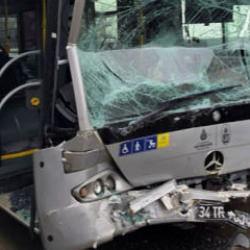  Avcılar'da iki metrob&uuml;s &ccedil;arpıştı: 5 yaralı