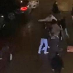 AVM otoparkı savaş alanına d&ouml;nd&uuml;: Bı&ccedil;aklar ve levhalar havada u&ccedil;uştu