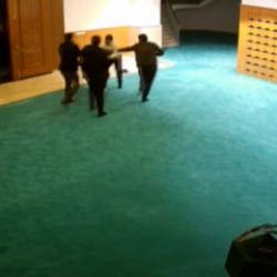 Ayakkabısının kaybolduğunu s&ouml;yleyip cami g&ouml;revlilerine saldırdı