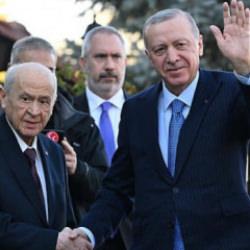 Bah&ccedil;eli'den Erdoğan'a doğum g&uuml;n&uuml;ne &ouml;zel '72 g&uuml;l' ve anlamlı tablo hediyesi!