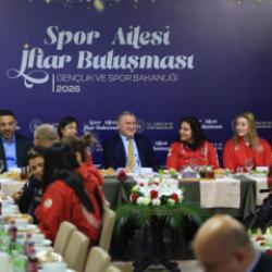 Bakan Bak, milli sporcularla iftarda buluştu