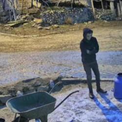 Amasya'da el arabasından bir bidon s&uuml;t d&ouml;ken gencin &ccedil;aresiz anları