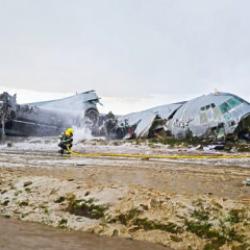 Bolivya'da para taşıyan u&ccedil;ak d&uuml;şt&uuml;! Polisten halka biber gazlı m&uuml;dahale