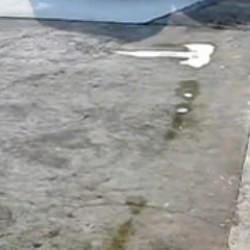 &Ccedil;in'de aracını park etmek isteyen s&uuml;r&uuml;c&uuml; &ccedil;arptığı ara&ccedil;la birlikte suya u&ccedil;tu