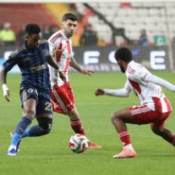 Fenerbah&ccedil;e'ye bir sakatlık şoku daha! Oyuna devam edemedi