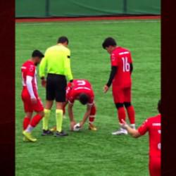 Futbol tarihinde g&ouml;r&uuml;lmemiş olay: Kalecinin vurduğu top martıya &ccedil;arptı!