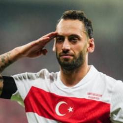 İtalya bunu konuşuyor! Galatasaray iddiası g&uuml;ndemi sarstı: Hakan &Ccedil;alhanoğlu geliyor mu?