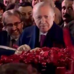 Gen&ccedil;lerden Başkan Erdoğan'a s&uuml;rpriz! G&uuml;llerle karşılandı