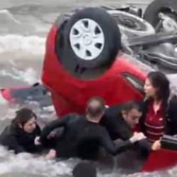 Hafif ticari ara&ccedil;la &ccedil;arpışan otomobil, nehre u&ccedil;tu; anne ile kızı yaralı