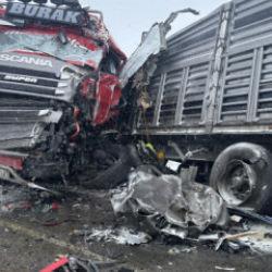 Sivas'ta korkun&ccedil; kaza! 2 TIR &ccedil;arpıştı: 1 &ouml;l&uuml;, 2 yaralı