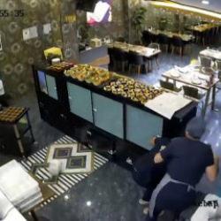 İftara saatler kala kebap&ccedil;ının tavanı &ccedil;&ouml;kt&uuml;, personel son anda kurtuldu