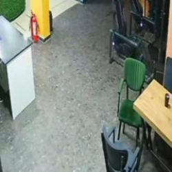 İnternet kafede &ccedil;ocuğun &ccedil;ocuğu bı&ccedil;akladığı anlar kan dondurdu