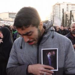 İran'da Hamaney'in &ouml;l&uuml;m&uuml; sonrası halk yas tutmak i&ccedil;in meydanlara akın etti