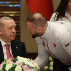 Kariyerini bitirmeyi d&uuml;ş&uuml;n&uuml;yordu! Başkan Erdoğan'a d&uuml;nya şampiyonluğu s&ouml;z&uuml; verdi