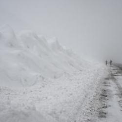 Karla m&uuml;cadele ekiplerinin &uuml;zerine &ccedil;ığ d&uuml;şt&uuml;