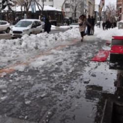 Kars'ta korkun&ccedil; kaza! 9 yaşında bir &ccedil;ocuğun başına buz sarkıtı d&uuml;şt&uuml;