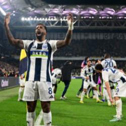 Kasımpaşa'dan Fenerbah&ccedil;e'ye 90+11 g&ouml;ndermesi! 'Buz kestiren geri d&ouml;n&uuml;ş'