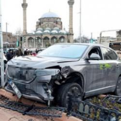  Kayseri'de ara&ccedil; yayaların arasına daldı