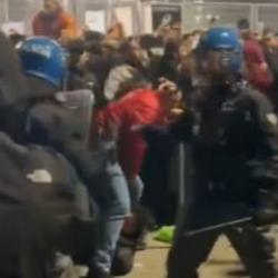 Ma&ccedil; &ouml;ncesi ortalık karıştı! İtalyan polisinden Galatasaray taraftarına sert m&uuml;dahale