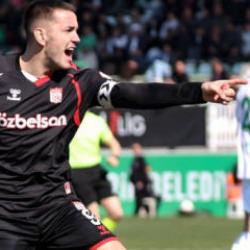 Manaj'ın d&ouml;n&uuml;ş&uuml; etki etti! Sivasspor 3 puanı yıldızıyla aldı