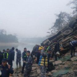 Nepal'de katliam gibi kaza! Otob&uuml;s nehre d&uuml;şt&uuml;: 19 &ouml;l&uuml;