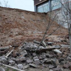 Nevşehir'de korkutan anlar: 15 metrelik istinat duvarı yerle bir oldu