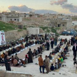 Ramazan bereketi sınırları aştı: &Uuml;&ccedil; şehirde binlerce kişiye iftar