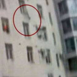 Rusya&rsquo;da, yedinci kattan d&uuml;şen &ccedil;ocuğu apartman g&ouml;revlisi kurtardı