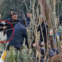 Seyyar satıcılar, kendilerini uyaran zabıtalara bı&ccedil;akla saldırdı