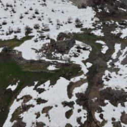 Şırnak'ta karlar eridi, 3 bin yıllık evler ortaya &ccedil;ıktı