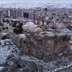 Sivas&rsquo;ta u&ccedil;urumun ucundaki t&uuml;rbe ve camide Ramazan yoğunluğu
