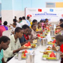 Somali'deki iftar sofraları T&uuml;rk milletinin bereketiyle ve duasıyla doluyor