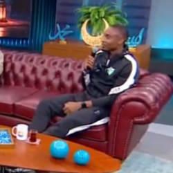 Ramazan programına katılan &uuml;nl&uuml; futbolcudan canlı yayında 'Kabe'de Hacılar' performansı