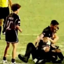 Sahada kaos! Taraftarı kovalayan g&uuml;venlik Messi'yi sakatlıyordu