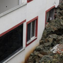 Trabzon'da istinat duvarı binanın &uuml;zerine &ccedil;&ouml;kt&uuml;!