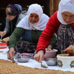 T&uuml;rkiye'de sadece bir il&ccedil;ede yapılıyor! İşte o ilgin&ccedil; ve zahmetli tatlı 