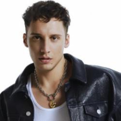 &Uuml;nl&uuml;lere uyuşturucu operasyonu! Şarkıcı Edis hakkında karar verildi