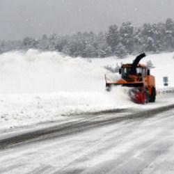 Yoğun kar ve tipi ulaşımı fel&ccedil; etti: Şehirler arası yollar bir bir kapanıyor!