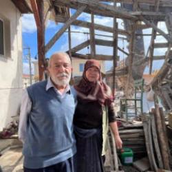 Yol &ccedil;alışması kabusa d&ouml;nd&uuml;: Belediye ekipleri, yaşlı &ccedil;iftin evini başlarına yıktı