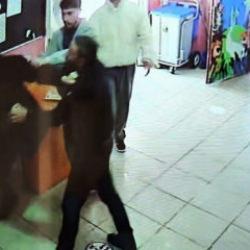 İki okul m&uuml;d&uuml;r&uuml;ne yumruklu saldırı kamerada