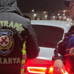 Ceza aracını yaktı: Ehliyetsiz yakalanan s&uuml;r&uuml;c&uuml;: Benim aracım o kadar etmiyor
