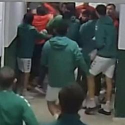 Tokalaşmak i&ccedil;in elini uzattı, yumruk yedi! Futbolcu kramponla darp edildi