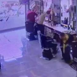 Adana'da berberde b&ouml;yle ateş etti: 1 yaralı