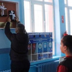 Afyonkarahisar'da &ouml;ğrenciler 3 bakkalın veresiye defterini satın aldı