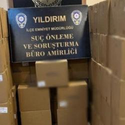 Bursa'da 460 kilo ka&ccedil;ak t&uuml;t&uuml;n ile 310 bin makaron ele ge&ccedil;irildi; 2 g&ouml;zaltı