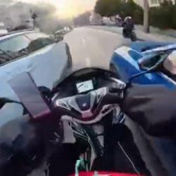 Bursa'da iki ara&ccedil; arasından ge&ccedil;mek isteyen kurye kaza yaptı