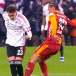 Beşiktaşlıları ayağa kaldıran pozisyon! Kırmızı kart beklediler hakem kararından d&ouml;nmedi